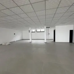 Foto de um ambiente interno amplo com teto de grid.