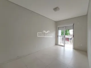 Ambiente interno de uma sala com piso de cerâmica e porta de vidro.