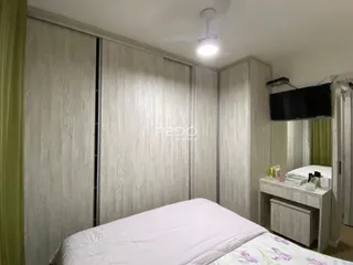 Quarto com cama e armários em um imóvel.