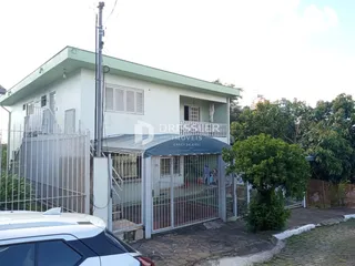 Fachada de uma residência em Lajeado, Brasil, com portão de segurança de metal.
