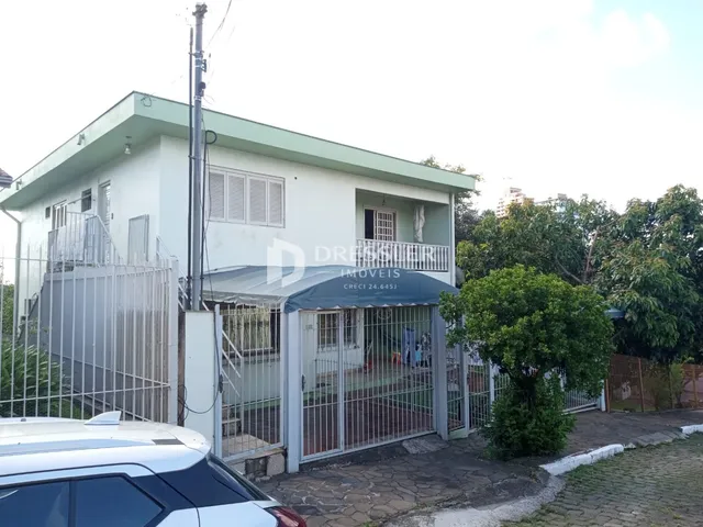 Fachada de uma residência em Lajeado, Brasil, com portão de segurança de metal.