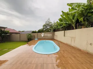 Foto de uma piscina externa com deck em uma propriedade no Brasil.