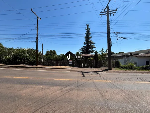 Vista externa de uma propriedade em Lajeado, Brasil, com postes e cerca.