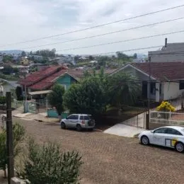 Vista externa de uma área residencial com casas e vegetação em Lajeado, Brasil.