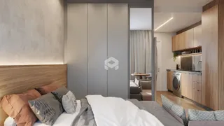 Quarto com cabeceira de madeira e armários embutidos.