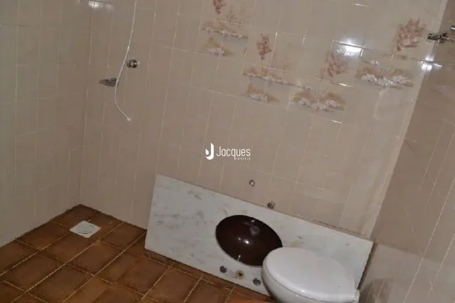 Foto de um banheiro interno com revestimento cerâmico.
