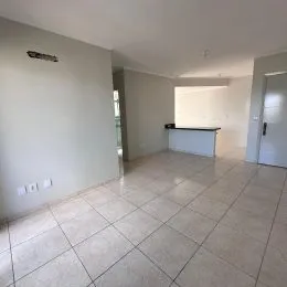 Foto de um ambiente interno com piso de cerâmica claro.