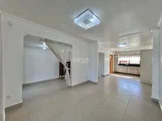 Hall de entrada com piso claro e paredes brancas em uma residência.