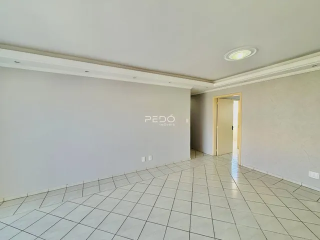 Vista interna de um ambiente com piso de cerâmica e paredes brancas.