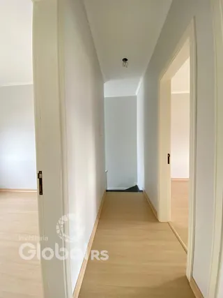 A foto mostra um corredor interno de uma residência.