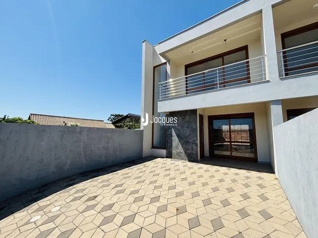 Fachada externa de uma residência em Lajeado, Brasil, com piso de cerâmica.