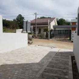 Vista externa pavimentada de uma propriedade em Lajeado, Brasil.