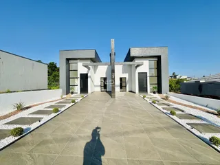 Fachada moderna de uma residência com jardim em Lajeado, Brasil.