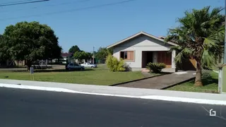 Fachada de uma casa em Lajeado, Brasil, com jardim gramado.