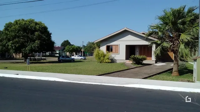 Fachada de uma casa em Lajeado, Brasil, com jardim gramado.