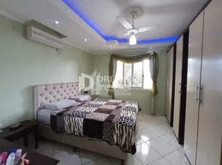 Quarto com cama e janela em um imóvel.