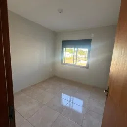 Foto de um ambiente interno com piso de cerâmica e janela.
