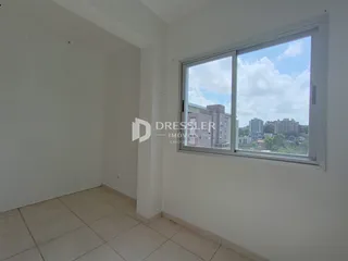 Vista interna de um cômodo com parede branca e piso de cerâmica.