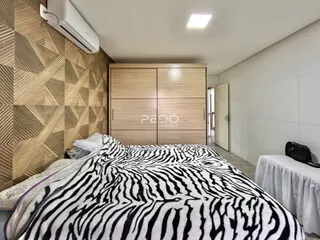 Quarto com cama e armário de madeira em um imóvel no Brasil.