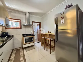 Foto de uma cozinha com armários e eletrodomésticos de aço inoxidável.