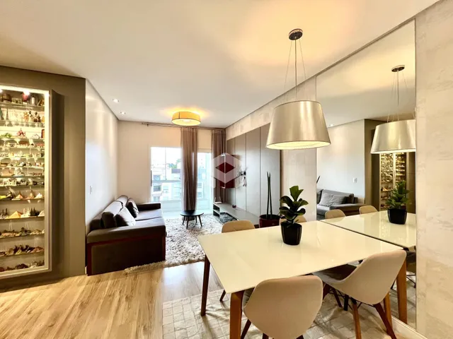 Sala de estar com piso de madeira e móveis modernos.