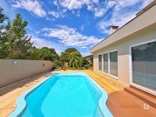 Foto da área da piscina e do quintal de uma residência em Lajeado.