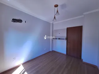 Ambiente interno com piso de madeira e porta de madeira.
