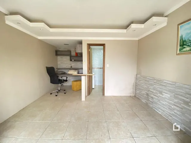 Vista de um corredor interno com piso de cerâmica claro.