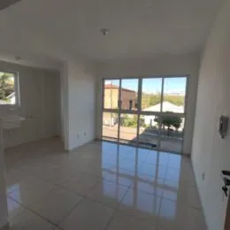 Sala de estar com piso de cerâmica e grande janela.