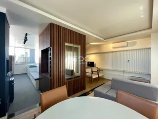 Sala de estar moderna com painéis de madeira e decoração contemporânea.