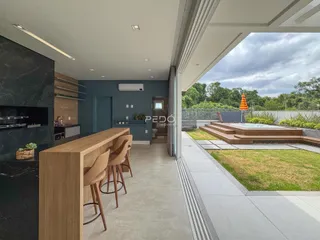Sala de estar com vista para uma área externa com piscina.