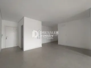 Ambiente interno de uma sala vazia em imóvel no Lajeado.