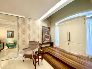Sala com piso de madeira e parede decorada