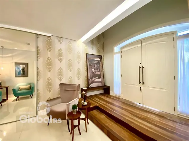 Sala com piso de madeira e parede decorada