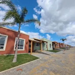 Fachada de um conjunto de casas em Lajeado, Brasil, com paisagismo frontal.