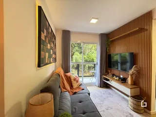 Sala de estar com televisão e decoração moderna em Lajeado.