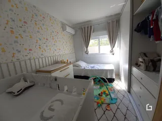 Quarto interno com cama e janela em um imóvel.