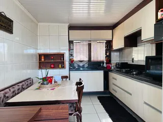 Imagem de uma cozinha e sala de jantar em um imóvel no Brasil.