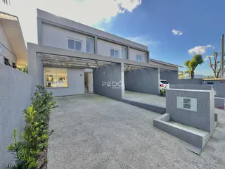 Fachada de uma casa moderna em Lajeado, Brasil com área externa pavimentada.