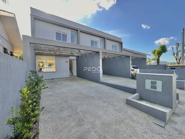Fachada de uma casa moderna em Lajeado, Brasil com área externa pavimentada.