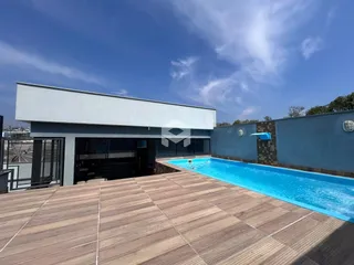 Vista externa de uma residência com piscina e deck em Lajeado, Brasil.