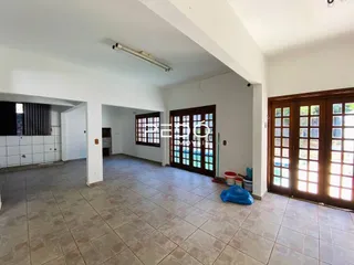 Ambiente interno com piso de cerâmica e portas de madeira.