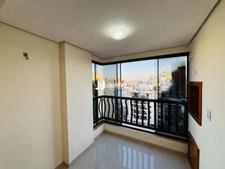 Vista da propriedade com vista para a cidade através das janelas.