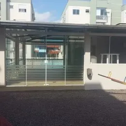 Fachada de um imóvel em Lajeado, Brasil, mostrando uma área com portas de vidro.