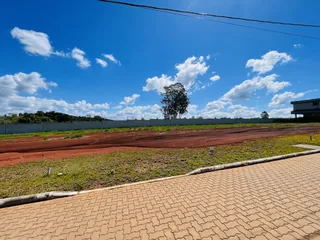 Vista da propriedade com cerca e campo aberto.