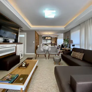 Sala de estar e jantar de um apartamento em Lajeado, Brasil.