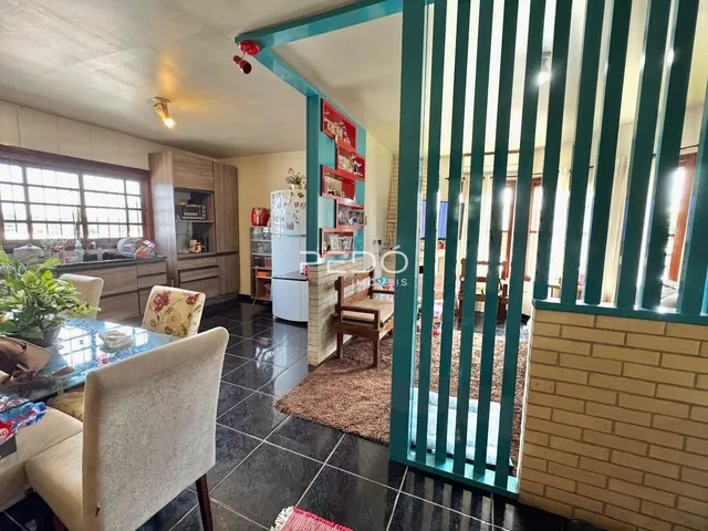 Sala de estar com paredes em tom claro e detalhes em madeira.