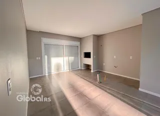 Sala de estar com piso de cerâmica clara.