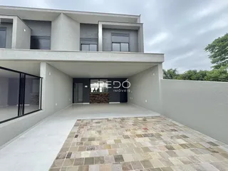 Fachada de um imóvel residencial em Lajeado, Brasil, com área externa pavimentada.