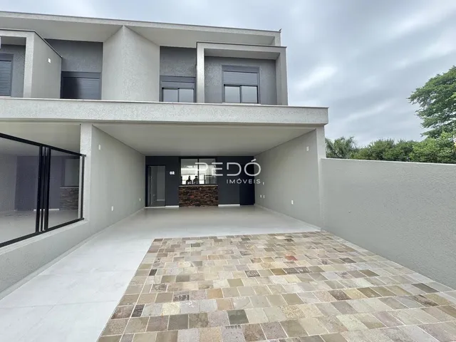 Fachada de um imóvel residencial em Lajeado, Brasil, com área externa pavimentada.
